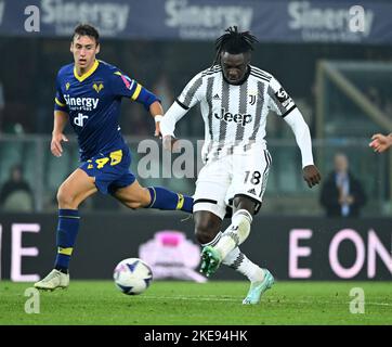 Verona, Italia. 10th Nov 2022. Il Moise Kean (R) del FC Juventus tira a segno durante una partita di calcio tra il FC Juventus e l'Hellas Verona a Verona, Italia, il 10 novembre 2022. Credit: Alberto Lingria/Xinhua/Alamy Live News Foto Stock