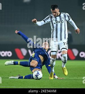 Verona, Italia. 10th Nov 2022. Il FC Juventus'Filip Kostic (R) vies con il Filippo Terraciano di Hellas Verona durante una Serie Una partita di calcio tra il FC Juventus e l'Hellas Verona a Verona il 10 novembre 2022. Credit: Alberto Lingria/Xinhua/Alamy Live News Foto Stock