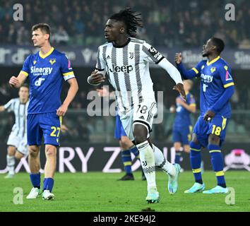 Verona, Italia. 10th Nov 2022. Il Moise Kean (C) del FC Juventus festeggia il suo gol durante una serie A di incontri di calcio tra FC Juventus e Hellas Verona a Verona il 10 novembre 2022. Credit: Alberto Lingria/Xinhua/Alamy Live News Foto Stock