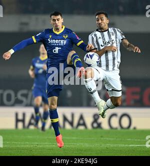 Verona, Italia. 10th Nov 2022. Il Danilo del FC Juventus (R) vies con il Kevin Lasagna di Hellas Verona durante una Serie Una partita di calcio tra il FC Juventus e l'Hellas Verona a Verona, Italia, il 10 novembre 2022. Credit: Alberto Lingria/Xinhua/Alamy Live News Foto Stock