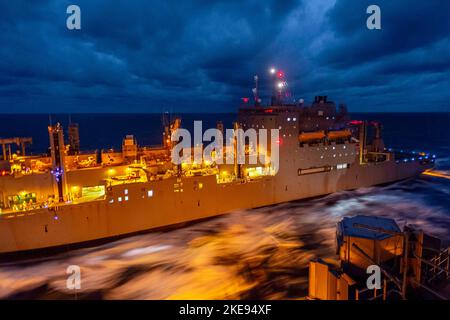 Mare delle Filippine. 7th Nov 2022. La nave militare Sealift Command, USNS Carl Brashear (T-AKE 7), cede a vapore insieme alla nave portaerei US Navys, la USS Ronald Reagan (CVN 76), durante un rifornimento in mare nel Mare delle Filippine, novembre. 7. Ronald Reagan, il fiore all'occhiello del Carrier Strike Group 5, fornisce una forza pronta per il combattimento che protegge e difende gli Stati Uniti e supporta alleanze, partnership e interessi marittimi collettivi nella regione dell'Indo-Pacifico Credit: U.S. Navy/ZUMA Press Wire Service/ZUMAPRESS.com/Alamy Live News Foto Stock