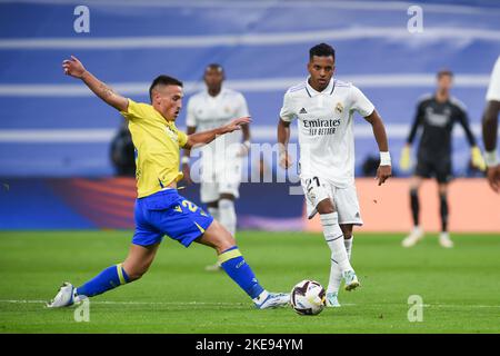 Madrid, Spagna. 10th Nov 2022. Rodrygo (R) del Real Madrid vies con Federico San Emeterio di Cadice durante una partita di calcio spagnola la Liga tra il Real Madrid e Cadice CF a Madrid, Spagna, 10 novembre 2022. Credit: Gustavo Valiente/Xinhua/Alamy Live News Foto Stock