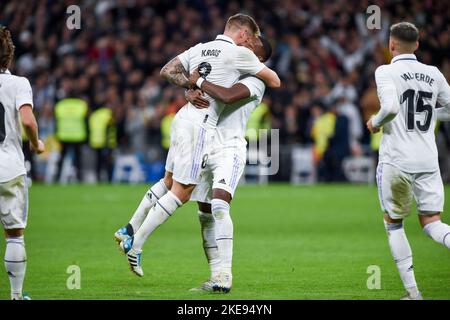 Madrid, Spagna. 10th Nov 2022. I giocatori del Real Madrid celebrano un gol durante una partita di calcio spagnola la Liga tra il Real Madrid e il Cadice CF a Madrid, Spagna, 10 novembre 2022. Credit: Gustavo Valiente/Xinhua/Alamy Live News Foto Stock