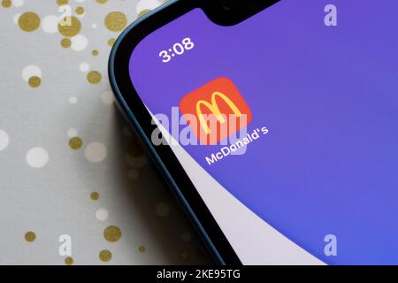L'icona dell'app McDonald's è visibile su un iPhone. McDonald's Corporation è una catena di fast food americana e società immobiliare con sede a Chicago. Foto Stock
