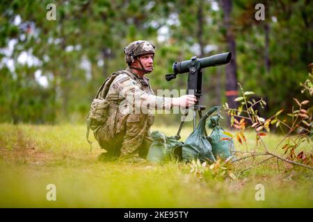 Stati Uniti. 4th Nov 2022. I paracadutisti assegnati al 3rd Battaglione, 319th reggimento dell'artiglieria, 1st squadra di combattimento della Brigata, 82nd divisione Airborne hanno stabilito le posizioni di sparo e la sicurezza durante la rotazione del Joint Readiness Training Center (JRTC) a Fort Polk, Louisiana, novembre. 4, 2022. La rotazione JRTC 23-01 serve a migliorare la preparazione dell'unità di spiegamento e di supporto. (Foto di SPC. Vincent Levquota) Credit: US Army/ZUMA Press Wire Service/ZUMAPRESS.com/Alamy Live News Foto Stock