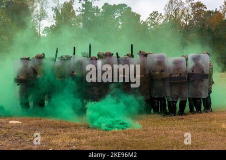 Marine Corps base Camp Lejeune, Carolina del Nord, Stati Uniti. 2nd Nov 2022. U.S. Marines with 26th meus Battalion Landing Team 1st Battalion, 6th Marine Regiment partecipare a non letali addestramento di armi a Camp Lejeune, North Carolina, novembre. 4, 2022. Durante l'allenamento, Marines utilizzò armi non letali e scudi antisommossa per eseguire il controllo della folla, la dispersione, e costruì la fiducia nella deescalation delle potenziali minacce. Credit: U.S. Marines/ZUMA Press Wire Service/ZUMAPRESS.com/Alamy Live News Foto Stock