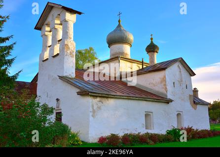 Vecchie chiese russe di Pskov. La Chiesa del Salvatore del XVI secolo con un campanile in stile locale. Pskov, Russia, 2022 Foto Stock