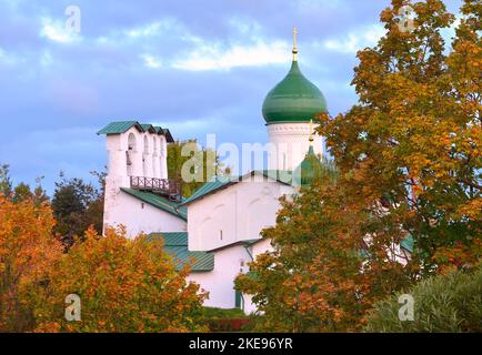 Vecchi templi russi di Pskov. Le cupole della Chiesa dell'Epifania del XV secolo tra alberi autunnali. Pskov, Russia, 2022 Foto Stock