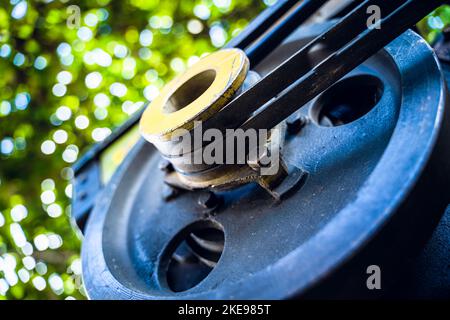 Trattore per dissodamento. Puleggia del trattore con due cinghie ravvicinate. Macchine industriali per l'agricoltura Foto Stock