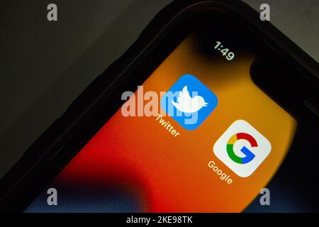 Vancouver, CANADA - Nov 4 2022 : Chiudi Twitter e le icone di Google sullo schermo di un iPhone. Foto Stock