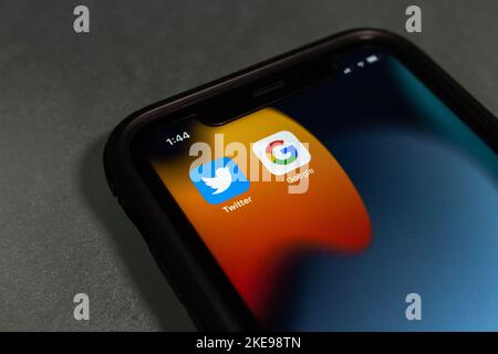 Vancouver, CANADA - Nov 4 2022 : Chiudi Twitter e le icone di Google sullo schermo di un iPhone. Foto Stock