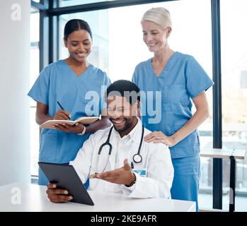 Le persone in ospedale, il team medico che incontra il medico o l'innovazione digitale nel settore sanitario con consulenza professionale. Uomo nero in carriera esperta, risultati di Foto Stock