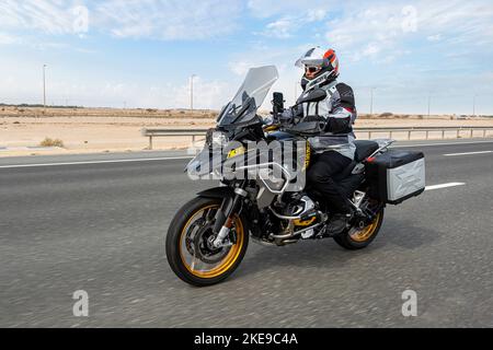 BMW R1250 moto con moto pilota su Doha Road Foto Stock