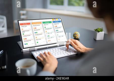 Applicazione software Kanban Project Schedule Management su laptop Foto Stock