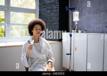 Vitamin Therapy IV infusione di gocciolamento nel sangue delle donne Foto Stock