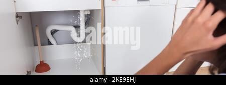 Perdite di acqua dal tubo. Tubazioni rotte e perdite dal rubinetto Foto Stock