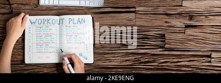 Diario di allenamento con programma giornaliero di allenamento della palestra Foto Stock