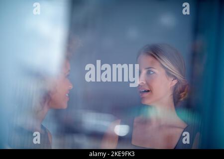 Due donne d'affari che hanno una discussione in un ufficio. Foto Stock