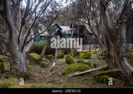 La stazione sciistica di Thredbo si trova all'interno del parco nazionale di Kosciuszko, nelle Snowy Mountains del NSW, in Australia. Ski Lodges, Thredbo Village. 11/7/22 Foto Stock