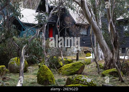 La stazione sciistica di Thredbo si trova all'interno del parco nazionale di Kosciuszko, nelle Snowy Mountains del NSW, in Australia. Ski Lodges, Thredbo Village. 11/7/22 Foto Stock