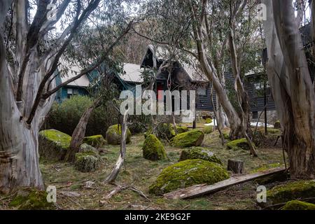 La stazione sciistica di Thredbo si trova all'interno del parco nazionale di Kosciuszko, nelle Snowy Mountains del NSW, in Australia. Ski Lodges, Thredbo Village. 11/7/22 Foto Stock