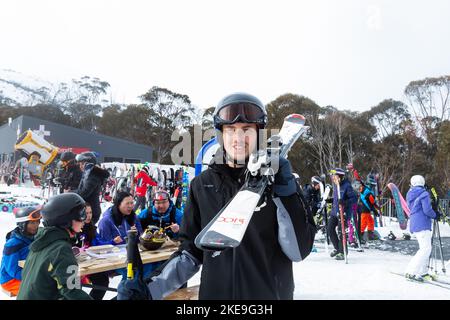 Il comprensorio sciistico di Thredbo si trova all'interno del parco nazionale di Kosciuszko, nelle Snowy Mountains del NSW, in Australia. 11/7/22 Foto Stock