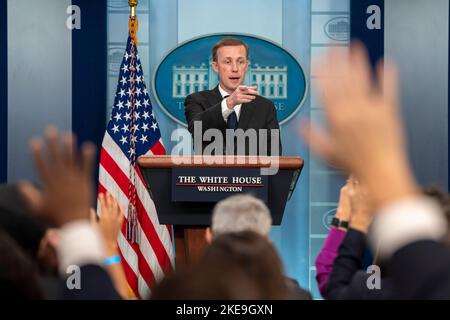 Il consulente della Casa Bianca per la sicurezza Nazionale Jake Sullivan parla nel corso di un briefing alla Casa Bianca di Washington, DC, giovedì 10 novembre 2022. Credito: Ken Cedeno/Pool tramite CNP /MediaPunch Foto Stock