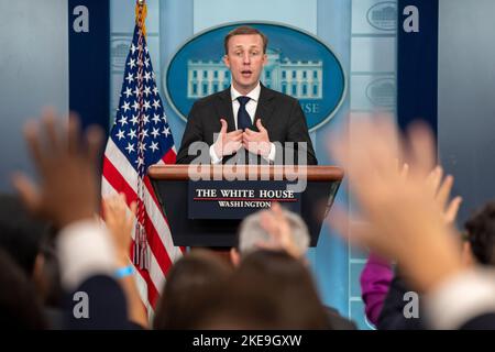 Il consulente della Casa Bianca per la sicurezza Nazionale Jake Sullivan parla nel corso di un briefing alla Casa Bianca di Washington, DC, giovedì 10 novembre 2022. Credito: Ken Cedeno/Pool tramite CNP /MediaPunch Foto Stock