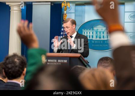 Il consulente della Casa Bianca per la sicurezza Nazionale Jake Sullivan parla nel corso di un briefing alla Casa Bianca di Washington, DC, giovedì 10 novembre 2022. Credito: Ken Cedeno/Pool tramite CNP /MediaPunch Foto Stock