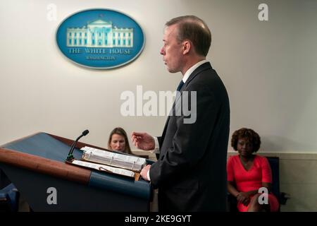 Il consulente della Casa Bianca per la sicurezza Nazionale Jake Sullivan parla nel corso di un briefing alla Casa Bianca di Washington, DC, giovedì 10 novembre 2022. Credito: Ken Cedeno/Pool tramite CNP /MediaPunch Foto Stock