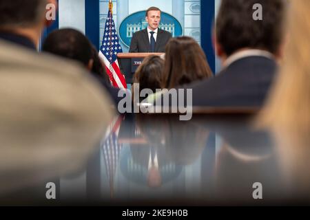 Il consulente della Casa Bianca per la sicurezza Nazionale Jake Sullivan parla nel corso di un briefing alla Casa Bianca di Washington, DC, giovedì 10 novembre 2022. Credito: Ken Cedeno/Pool tramite CNP /MediaPunch Foto Stock