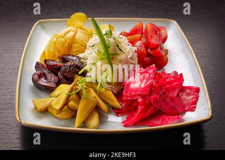 Verdure sottaceto con cipolle verdi su un piatto Foto Stock