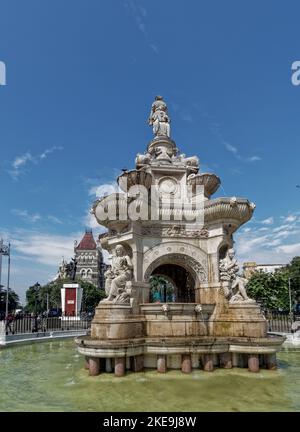 10 17 2022 Flora Fountain e Oriental Old Building al cielo blu in una zona soleggiata forte a Mumbai, Maharashtra, India Foto Stock