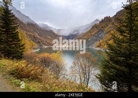 Vista sul Lago dei cavalli con Pizzo d'Andolla in autunno. Alpe Cheggio, Valle Antrona, Piemonte, Verbano Cusio Ossola, Italia. Foto Stock