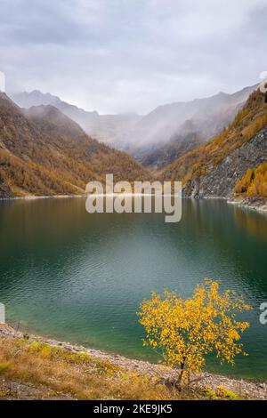 Vista sul Lago dei cavalli con Pizzo d'Andolla in autunno. Alpe Cheggio, Valle Antrona, Piemonte, Verbano Cusio Ossola, Italia. Foto Stock