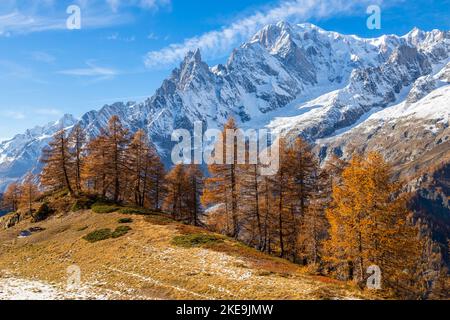 Vista sul Massiccio del Monte Bianco dal sentiero al Rifugio Bertone in autunno. Valle Ferret, Courmayeur, Distretto d'Aosta, Valle d'Aosta, Italia, Europa. Foto Stock