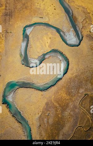 Veduta aerea del tortuoso fiume Duino in autunno nella valle della preda Rossa. Val Masino, provincia di Sondrio, Lombardia, Italia. Foto Stock