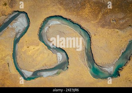 Veduta aerea del tortuoso fiume Duino in autunno nella valle della preda Rossa. Val Masino, provincia di Sondrio, Lombardia, Italia. Foto Stock