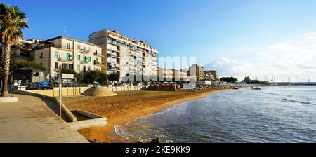 Vista panoramica sul lungomare di Crotone in Calabria Foto Stock