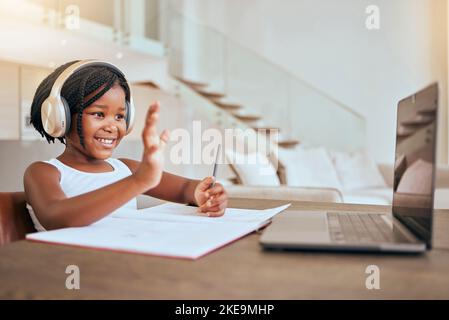 ELearning, Wave e ragazza africana in una videochiamata per l'istruzione, la conoscenza e la scuola con un computer portatile. Comunicazione, studio e saluto degli studenti su un Foto Stock