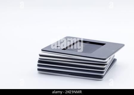 una pila di diapositive miste su sfondo bianco Foto Stock