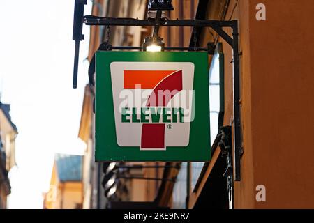 Stoccolma, Svezia - 10 ottobre 2022: Cartello per la famosa catena di minimarket, sette undici Foto Stock