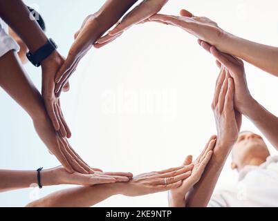 Lavoro di squadra, cerchio e sinergia mani del personale aziendale con supporto, collaborazione e collaborazione nella creazione di team mock up. Integrazione, formazione di gruppo Foto Stock