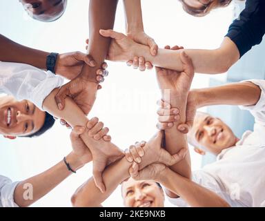 Supporto di team, mani e dipendenti per la motivazione del team sulla base degli obiettivi della missione. Diversità, lavoro di squadra aziendale e mani in mano per il successo o la fiducia Foto Stock