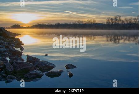 Alba sul fiume con nuvole di cirrus e cielo blu Foto Stock