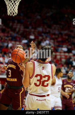 Bloomington, Stati Uniti. 10th Nov 2022. Guardia dei gatti selvatici di Bethune-Cookman Marcus Garrett (3) fouls Indiana Guardie Hoosiers Trey Galloway (32) durante una partita di basket NCAA a Bloomington. L'Indiana batte i Bethune-Cookman Wildcats 101-49. (Foto di Jeremy Hogan/SOPA Images/Sipa USA) Credit: Sipa USA/Alamy Live News Foto Stock