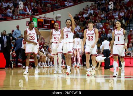 Bloomington, Stati Uniti. 10th Nov 2022. Indiana Hoosiers Forward Jordan Geronimo (22), Indiana Hoosiers Guard Tamar Bates (53), Indiana Hoosiers Forward Malik Reneau (5), Indiana Hoosiers Guard Trey Galloway (32) e Indiana Hoosiers Guard Jalen Hood-Schifino (1) giocano contro i Bethune-Cookman Wildcats durante una partita di basket NCAA a Bloomington. L'Indiana batte i Bethune-Cookman Wildcats 101-49. (Foto di Jeremy Hogan/SOPA Images/Sipa USA) Credit: Sipa USA/Alamy Live News Foto Stock