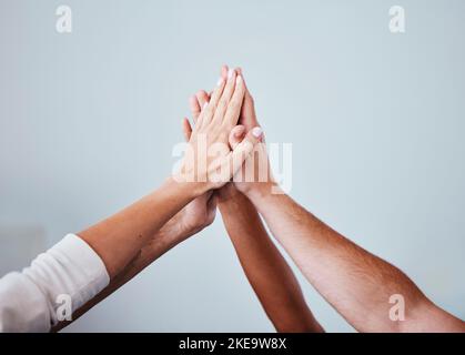 Cinque persone, team e mani di persone in festa per il raggiungimento del lavoro di squadra, riunione di team building o collaborazione. Solidarietà di gruppo, sostegno e. Foto Stock