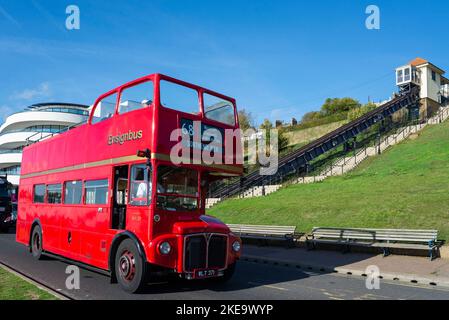 Autobus Routemaster vintage scoperto che gestisce il servizio fronte mare, passando per la funicolare Cliff Lift ristrutturata, costruita nel 1912. Trasporto storico Foto Stock