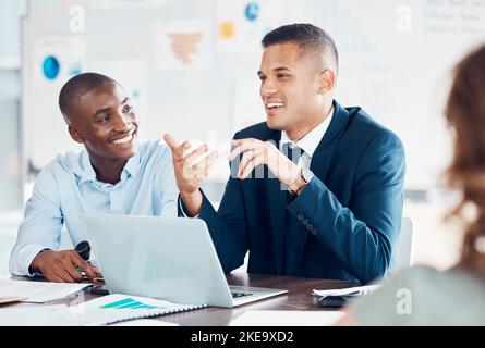 Computer portatile, collaborazioni e persone in viaggio d'affari in una riunione aziendale insieme nella sala conferenze dell'ufficio. Lavoro di squadra, pianificazione e team professionale Foto Stock